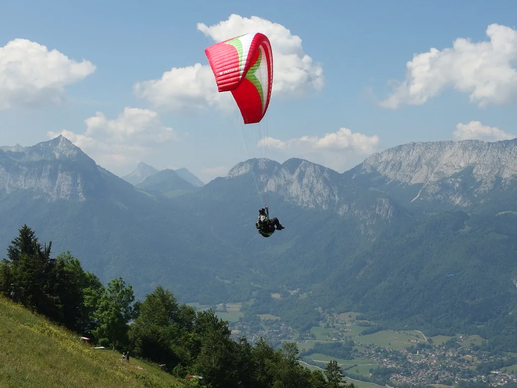 Parapente au col de la Forclaz, au-dessus des sapins